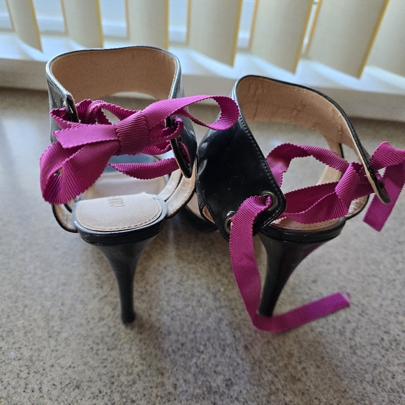 Colin Stuart 4 in patent leather heels. - Picture 4 of 9